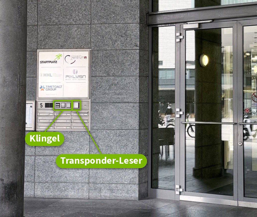 Eingang Im Mediapark 5 mit Klingel links neben der Glastür