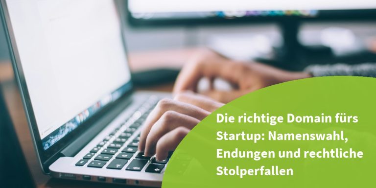 Person tippt auf einem Laptop, daneben der Titel: Die richtige Domain fürs Startup